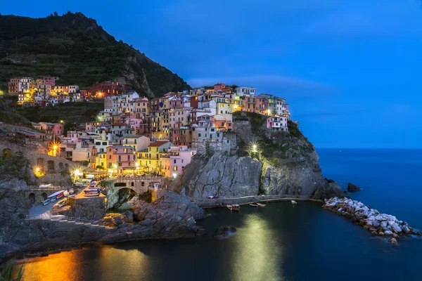 Vila de Manarola à noite, Cinque Terre, Itália — Fotografia de Stock