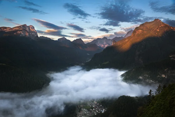 随着清晨的云彩，阿尔卑斯山，意大利多洛米蒂山的山谷 — 图库照片