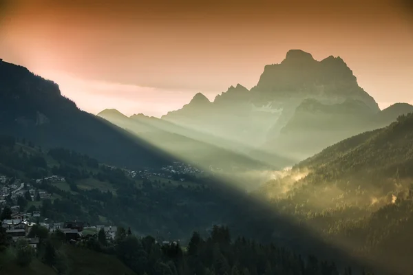 Monte Civetta dalam cahaya pagi, Dolomites, Alpen, Italia — Stok Foto