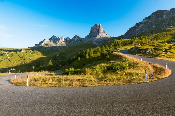 Böj på passo giau tidigt på morgonen, Dolomiterna, Alperna, Italien — Stockfoto