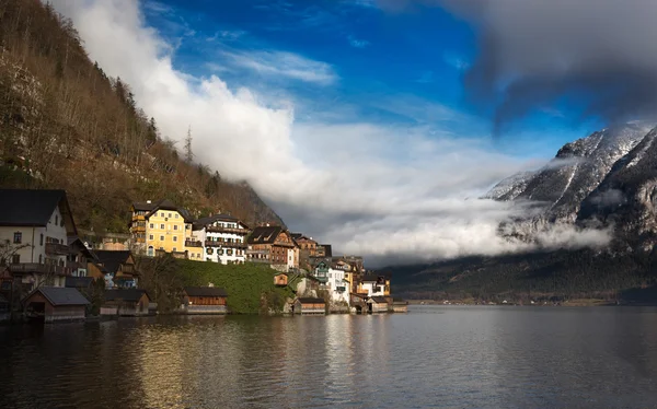 Mraky na jezera Hallstatt, Salzkammergut, Rakouské Alpy — Stock fotografie
