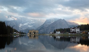 Lago di Misurina yansıma şafak, Dolomites, İtalyan Alpleri
