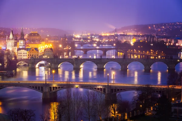 Alacakaranlıkta Cze Charles Köprüsü ile Prag'da Vltava (Amerikanlar) Nehri — Stok fotoğraf