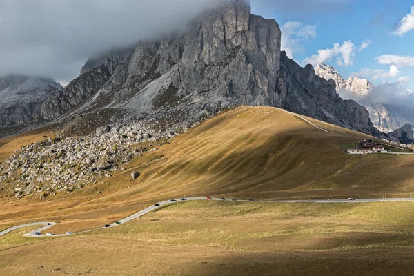 Passo di Giau, Dolomites, İtalyan Alpleri yol geçmek — Stok fotoğraf