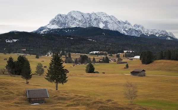 Alpine Vall med Karwendel fjällen, Alperna, Tyskland — Stockfoto