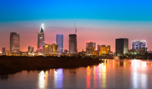 Saigon Skyline mit Fluss nach Sonnenuntergang, Vietnam — Stockfoto