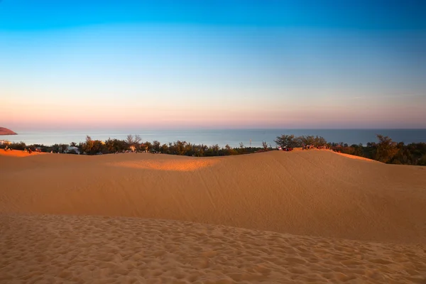 Dunas de areia vermelha em Mui Ne ao pôr do sol, Vietnã — Fotografia de Stock