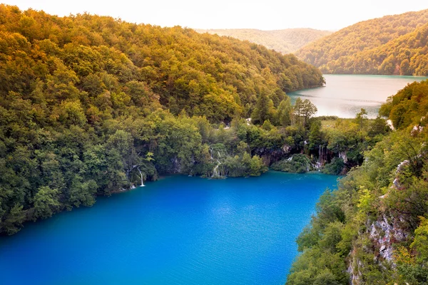 Vattenfall och sjöar i nationalparken Plitvicesjöarna, Kroatien — Stockfoto