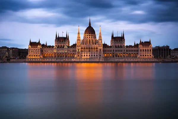 Edificio del Parlamento húngaro al amanecer, Budapest — Foto de Stock