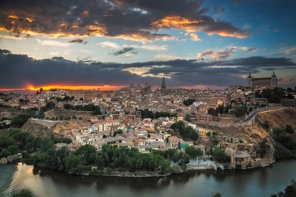 Vista panorâmica de Toledo ao entardecer, Castela-La Mancha, Espanha — Fotografia de Stock