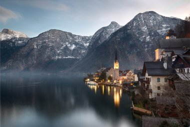Gölde sabah erken Hallstatt, Salzkammergut, Avusturya
