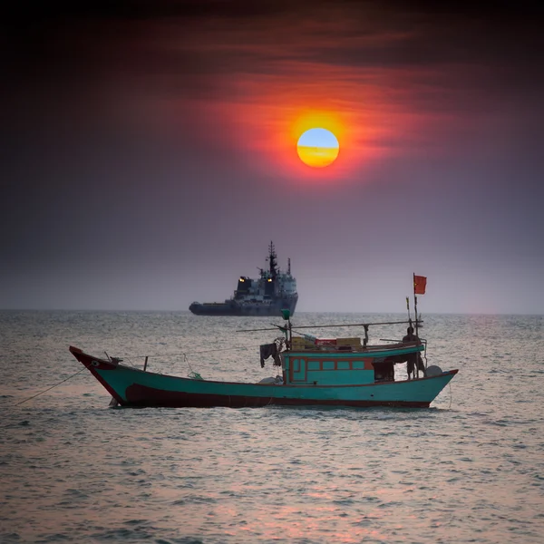 Small fishing boat in South China Sea, Vung Tau, Vietnam — Stock Photo, Image