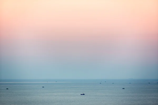 Malé rybářské čluny v Jihočínském moři za soumraku, Mui Ne, Vietnam — Stock fotografie