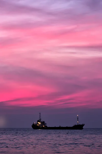 Navio de carga no Mar da China Meridional ao anoitecer, Vietnã Fotos De Bancos De Imagens