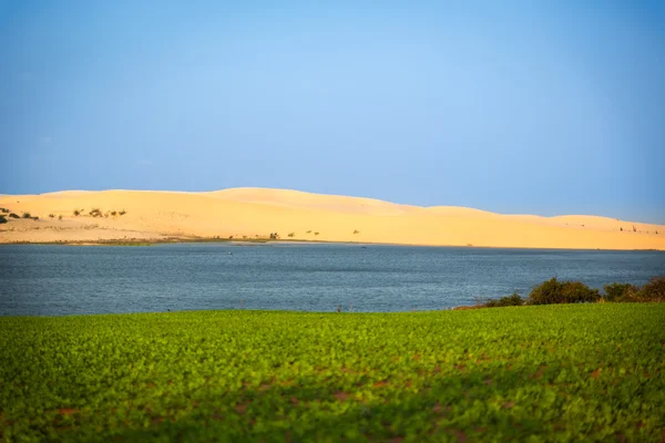 Dunas de areia branca e lago azul, Mui Ne, Vietnã — Fotografia de Stock