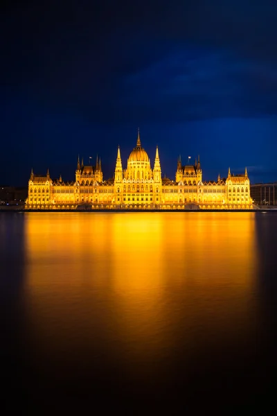 Ungarisches Parlamentsgebäude in goldenem Licht, budapest — Stockfoto