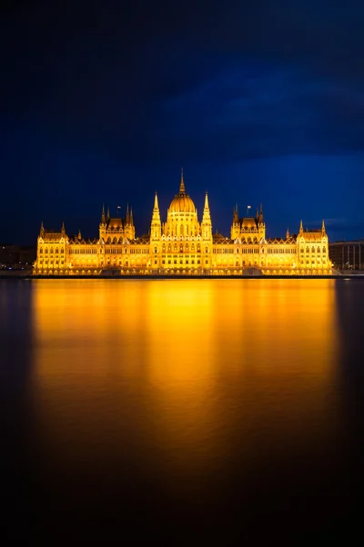 Parlamento húngaro Edifício em luz dourada, Budapeste Imagens De Bancos De Imagens
