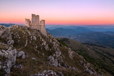 Rocca Calascio alacakaranlıkta, Abruzzo, İtalya