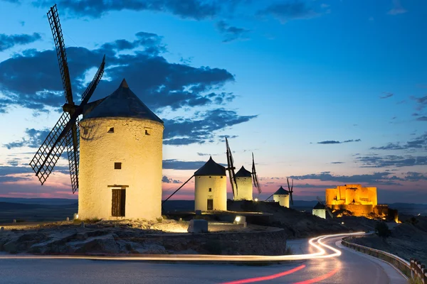 Wiatraki o zmierzchu, Consuegra, Kastylia-La Mancha, Hiszpania — Zdjęcie stockowe