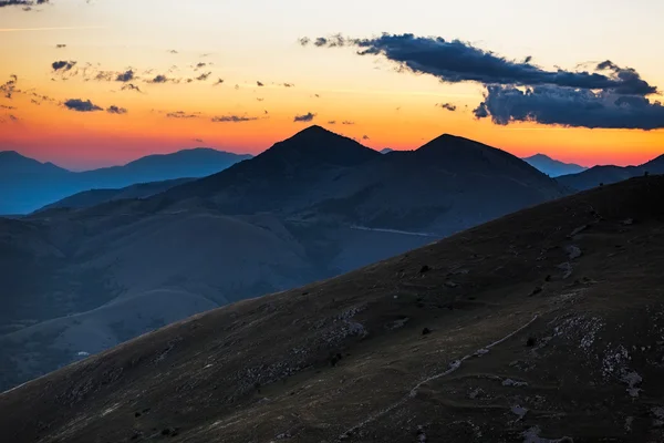 Crepúsculo em Abruzzo montanhas perto de Rocca Calascio, Itália — Fotografia de Stock