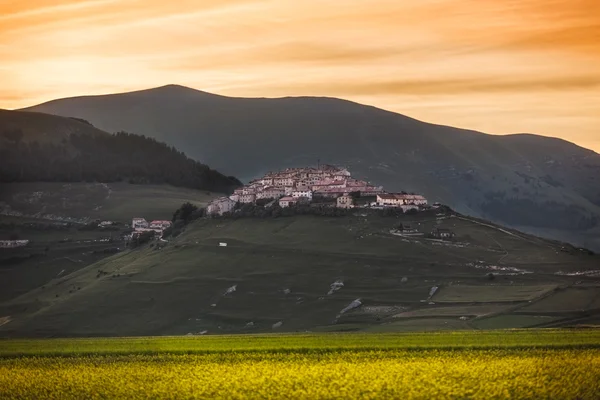 在日落时分，翁布里亚，意大利 Castelluccio di 阿西西 — 图库照片