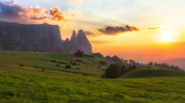 Schlern dağın ile mera gün batımında, South Tyrol, İtalya