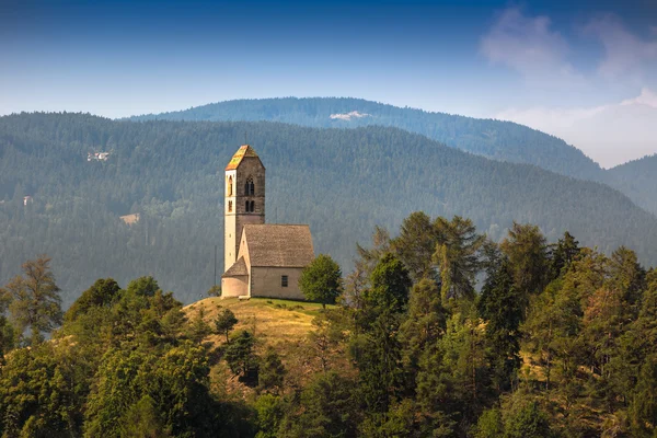 Na wzgórzu Kościół w Południowy Tyrol, Włochy — Zdjęcie stockowe