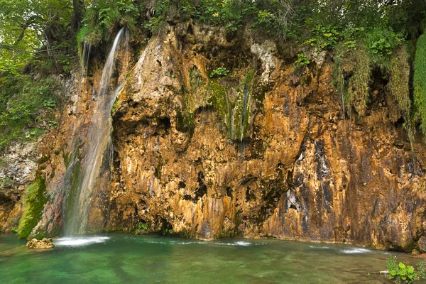 Wodospad w Parku Narodowym Jeziora Plitwickie, Chorwacja — Zdjęcie stockowe