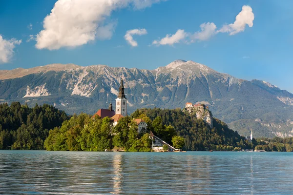 Ostrov na jezeře Bled ve slunečný den, Slovinsko — Stock fotografie