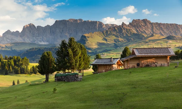 Chaty na Seiser Alm, Jižní Tyrolsko, Itálie — Stock fotografie