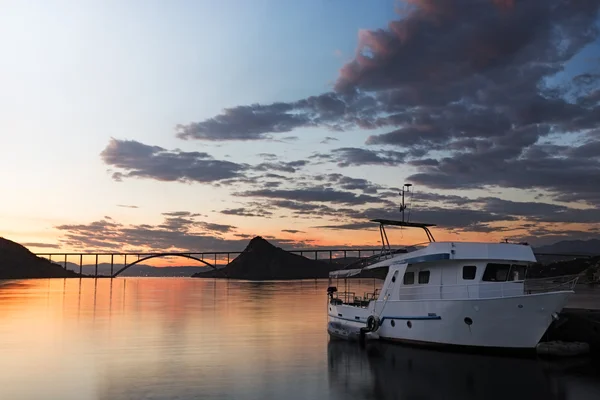 Puente de Kirk con barco al atardecer, Croacia Fotos de stock libres de derechos