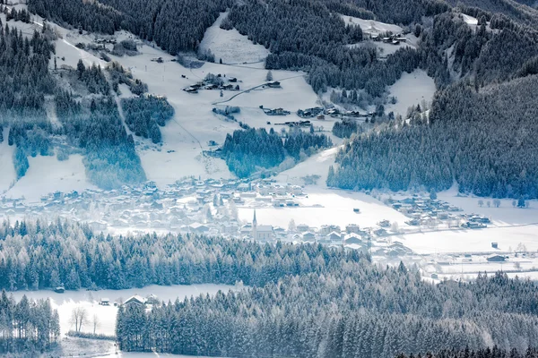 Χειμωνιάτικο χωριό στην κοιλάδα των Άλπεων, Τυρόλο της Αυστρίας — Φωτογραφία Αρχείου