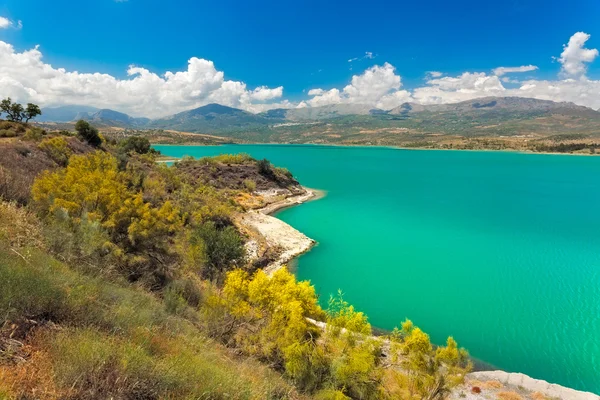 Lago Vinuela en un día soleado, Andalucía, España Fotos de stock libres de derechos