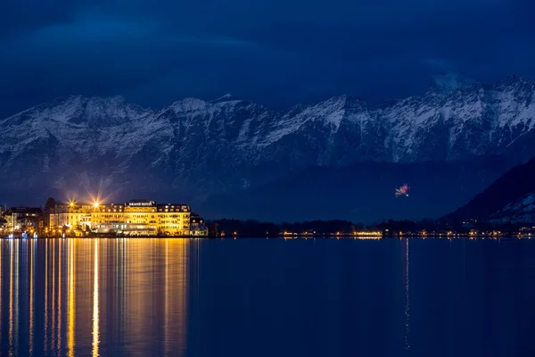 Zell Am See, Österrike - januari 05, 2016 - Grand Hotel framför Steinernes Meer ("Rocky havet") bergskedja på vintern — Stockfoto