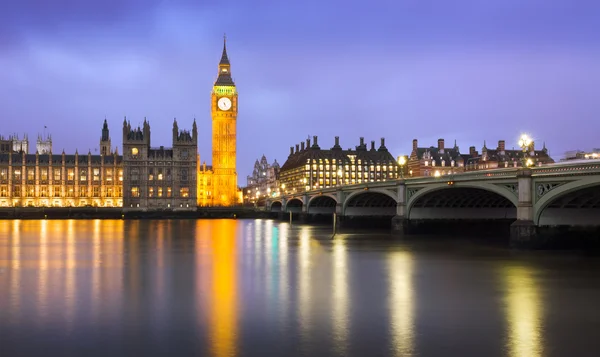 Westminster in de schemering op een bewolkte dag, London, Verenigd Koninkrijk Stockfoto
