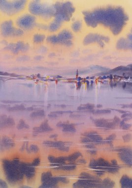 Bulutlar ve suluboya arkaplan ile gölün yanında akşam sisi