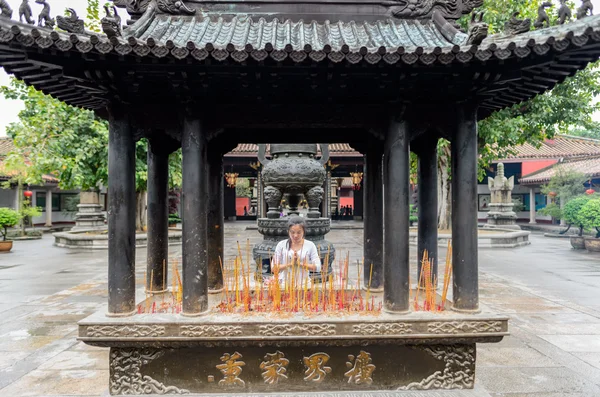 Pray before the censer — Stock Photo, Image