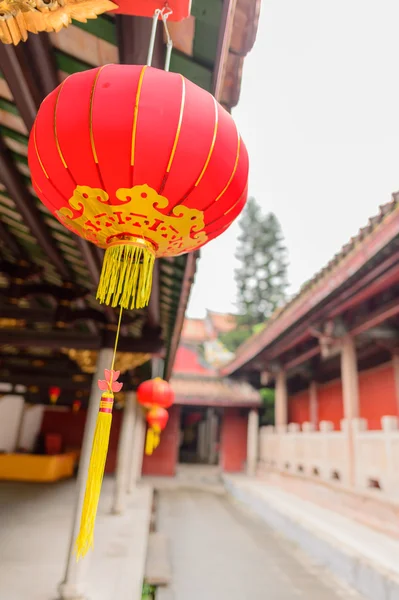 Tapınakta fener var.