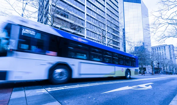 Stadtbus in Bewegung lizenzfreie Stockfotos