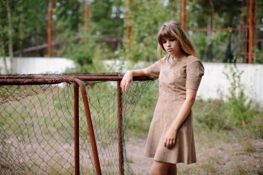 Parkta poz veren güzel bir kız.