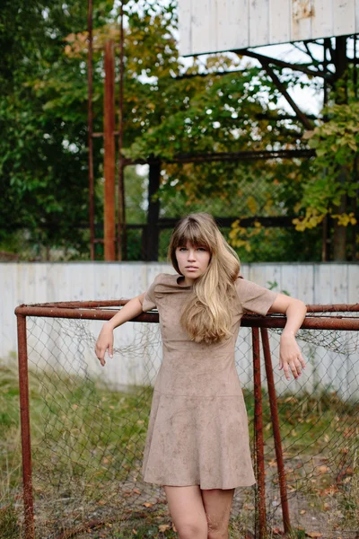 Jovem menina bonita posando no parque — Fotografia de Stock