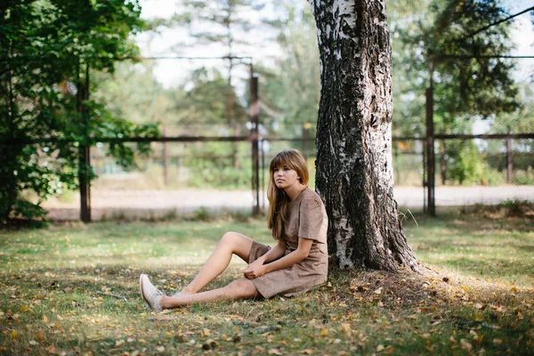 Ung vacker flicka poserar i parken — Stockfoto