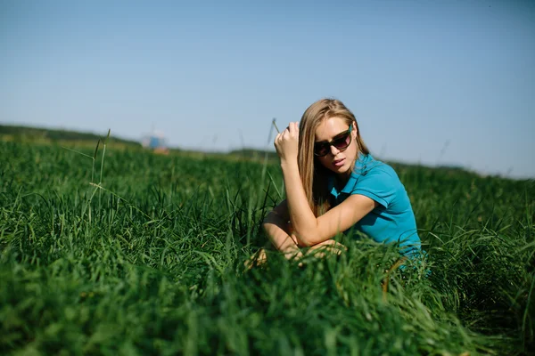 Девушка позирует в поле — стоковое фото