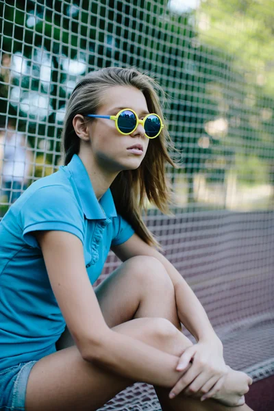 Vacker flicka sitter på en skateboard — Stockfoto