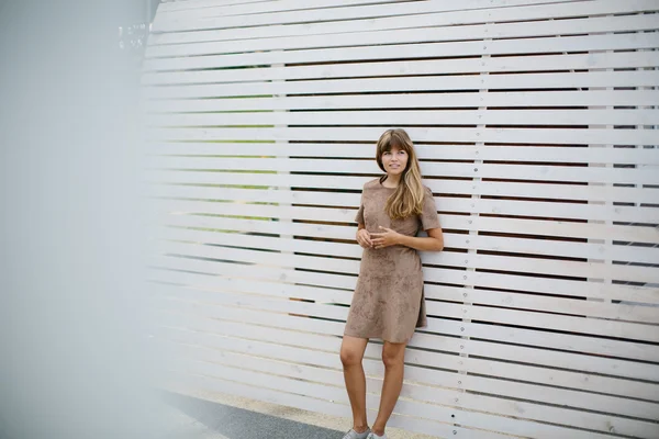 Hermosa chica posando contra la pared —  Fotos de Stock