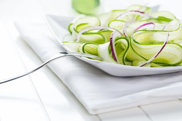 Saláta és a friss uborka leve — Stock Fotó