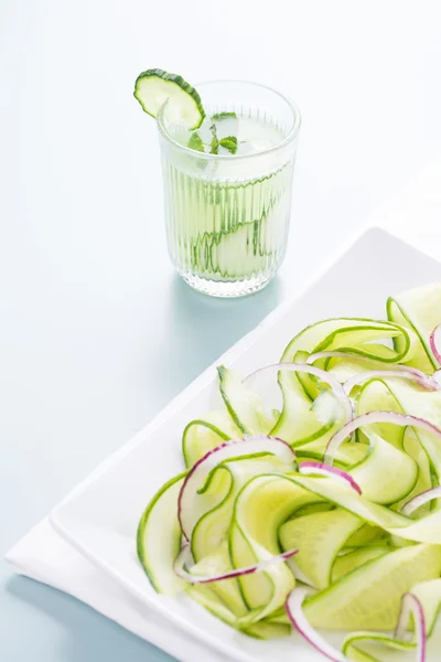 Sunt juice av agurk – stockfoto