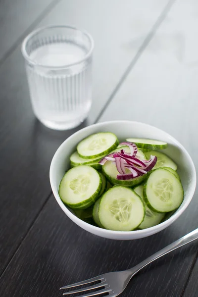 Verse gezonde salade van komkommer — Stockfoto