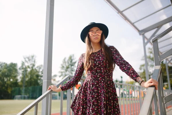 Menina de vestido posando no estádio — Fotografia de Stock