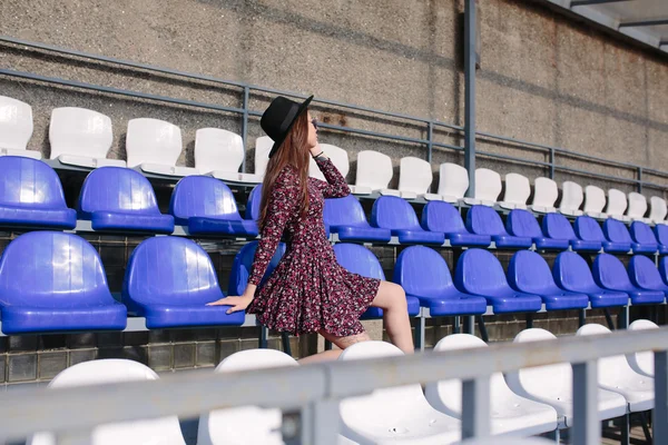 Fille en robe posant dans le stade — Photo